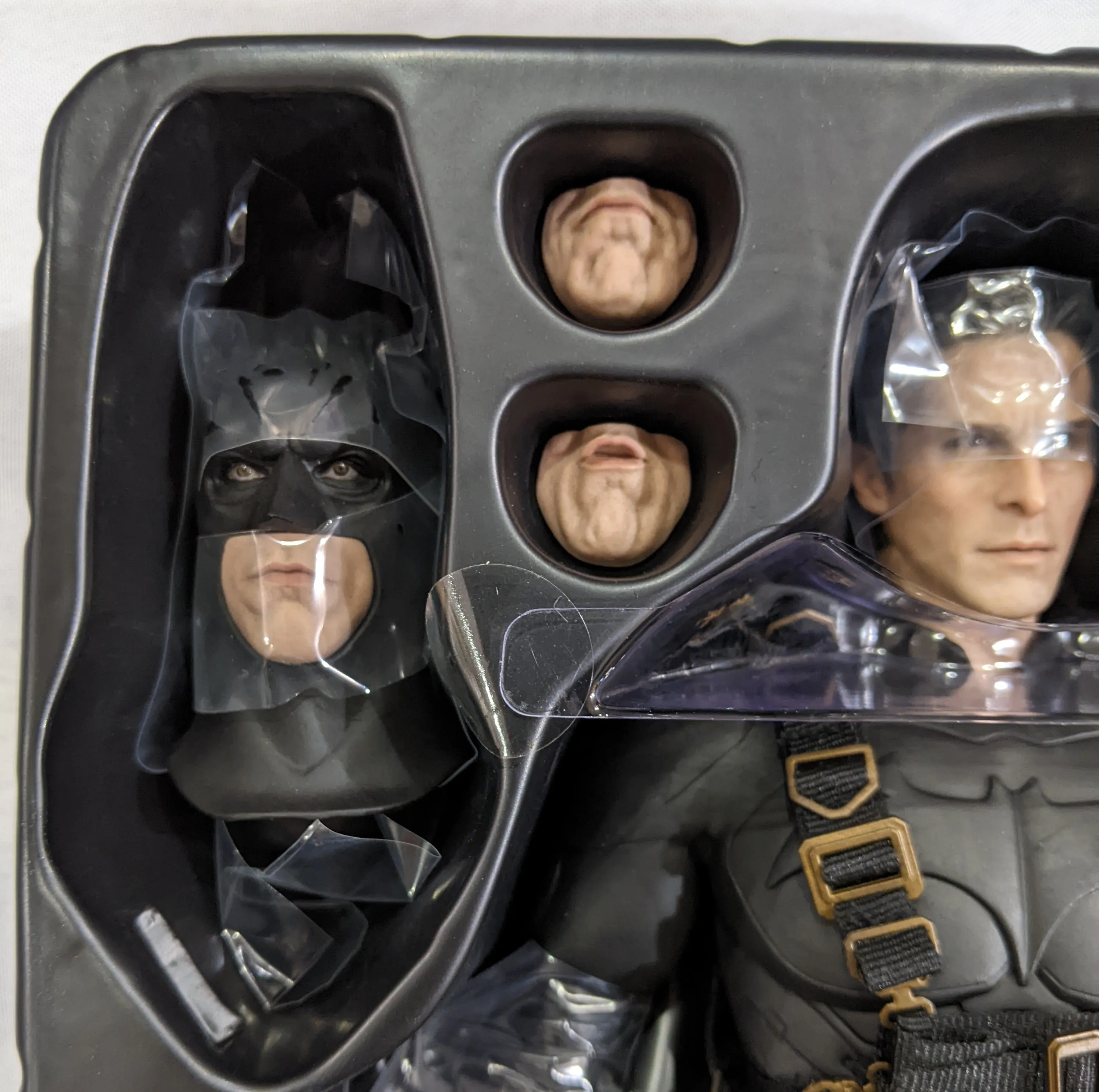 Hot Toys 1/6 Batman Begins Batman / Bruce Wayne (Batsuit Begins Ver.) Sixth Scale Figure MMS155 *Open Box*