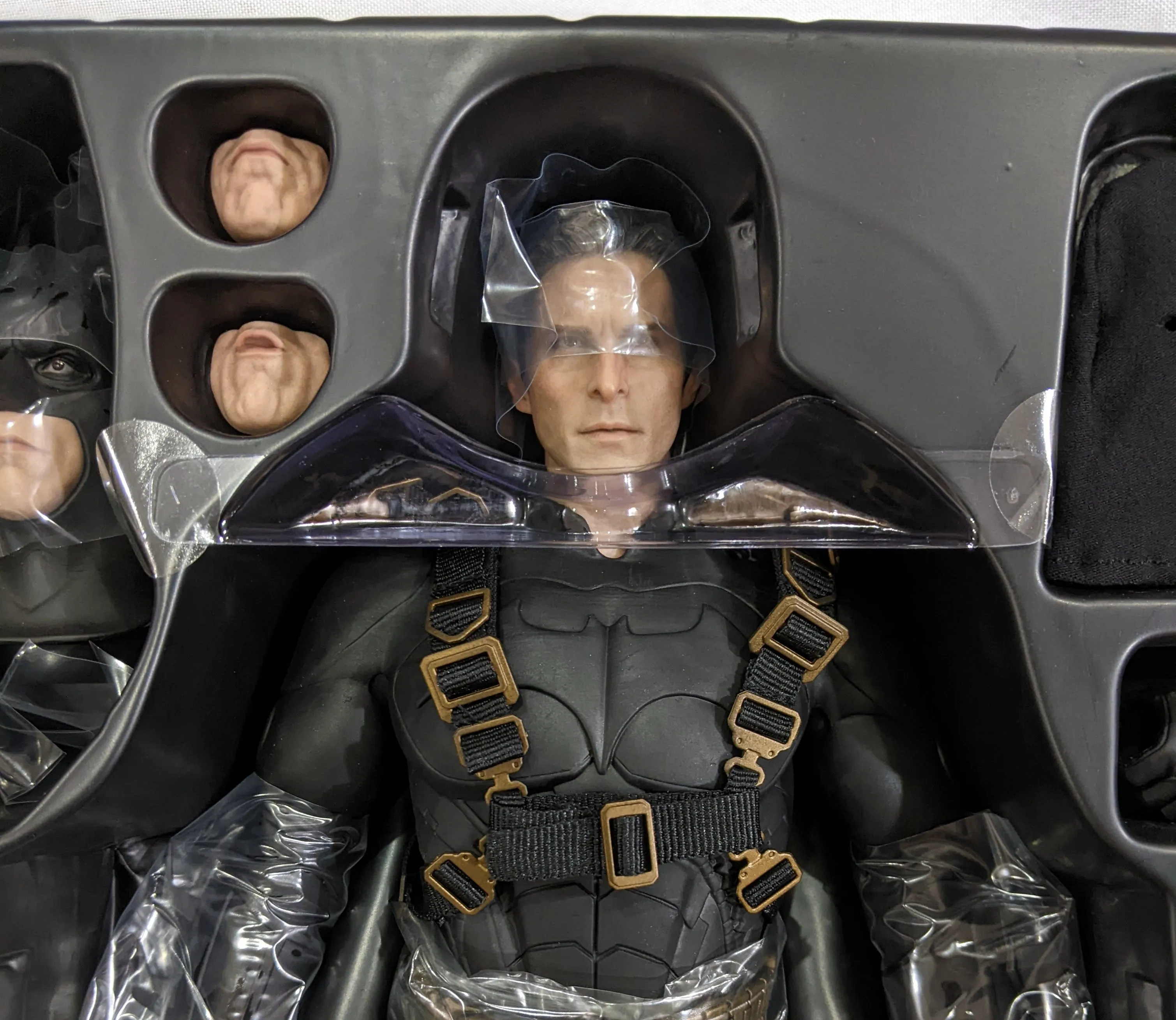 Hot Toys 1/6 Batman Begins Batman / Bruce Wayne (Batsuit Begins Ver.) Sixth Scale Figure MMS155 *Open Box*