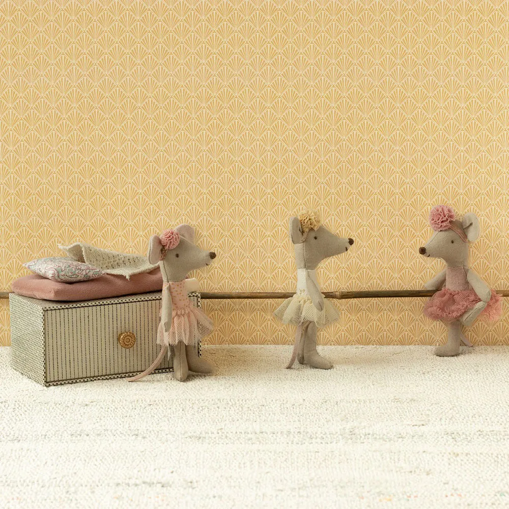 Little Sister Dance Mouse in Daybed